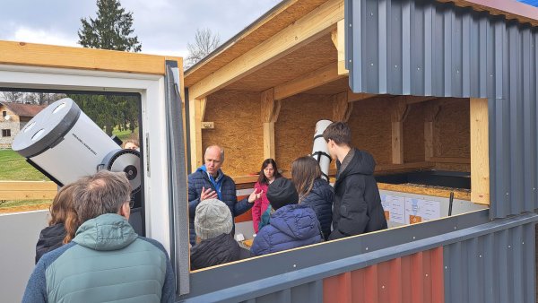 Dr. Thomas Klügel, geodesist at the Wettzell Fundamental Station, explains the special features of solar observation. Uwe Niebauer 20250329 131122